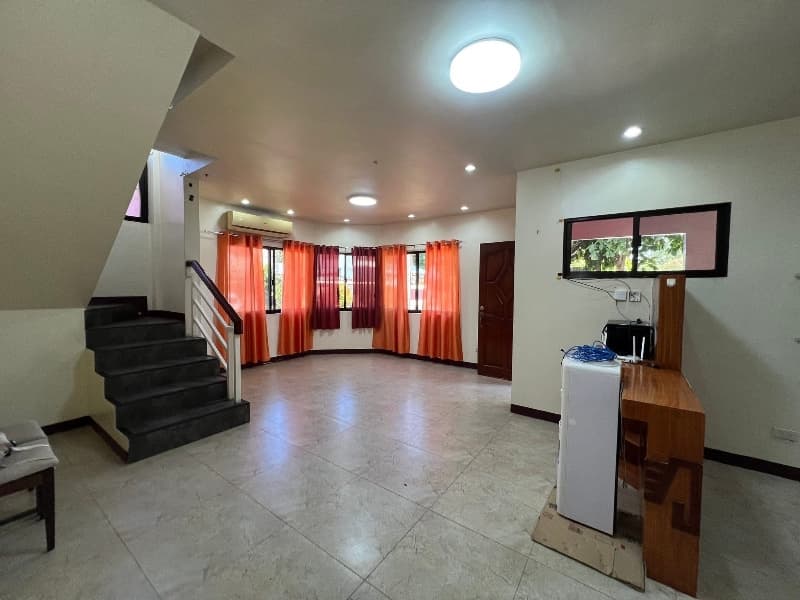 HOUSE FOR RENT WITH GARDEN  - 3